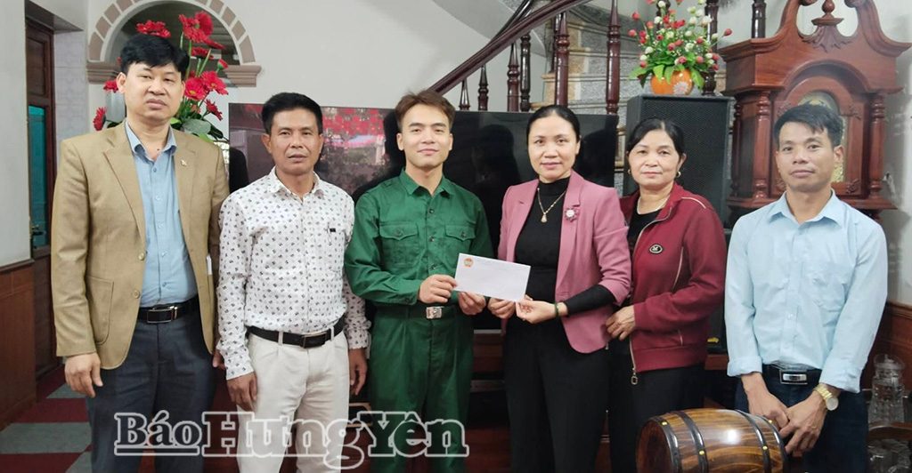 Hội Nông dân xã Lạc Đạo tặng quà, động viên công dân trước khi nhập ngũ.