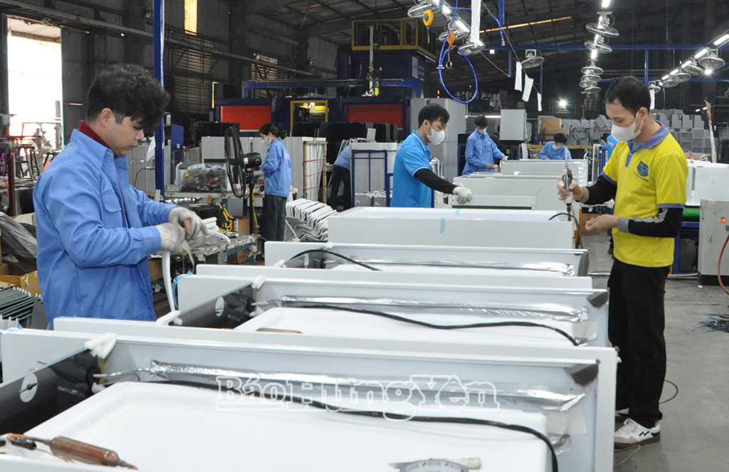 Hoạt động sản xuất tại Công ty TNHH Điện lạnh Hòa Phát (xã Như Quỳnh). 