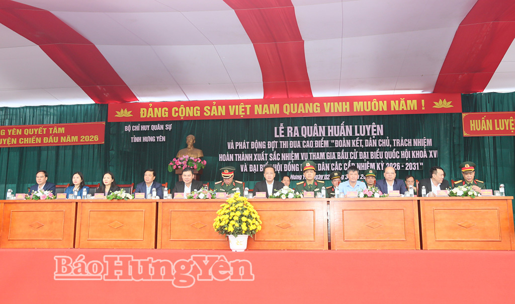 Đồng chí Bí thư Tỉnh ủy Nguyễn Hữu Nghĩa cùng các đại biểu dự lễ ra quân huấn luyện.