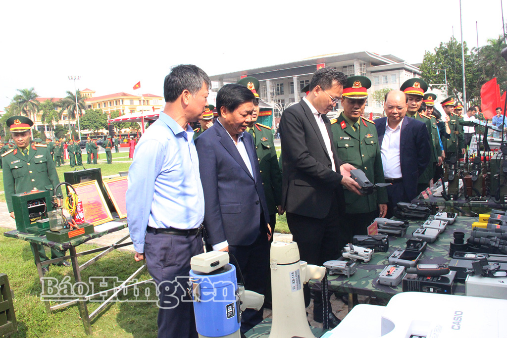 Đồng chí Bí thư Tỉnh ủy Nguyễn Hữu Nghĩa cùng các đại biểu tham quan mô hình học cụ, vật chất huấn luyện trưng bày tại lễ ra quân huấn luyện.