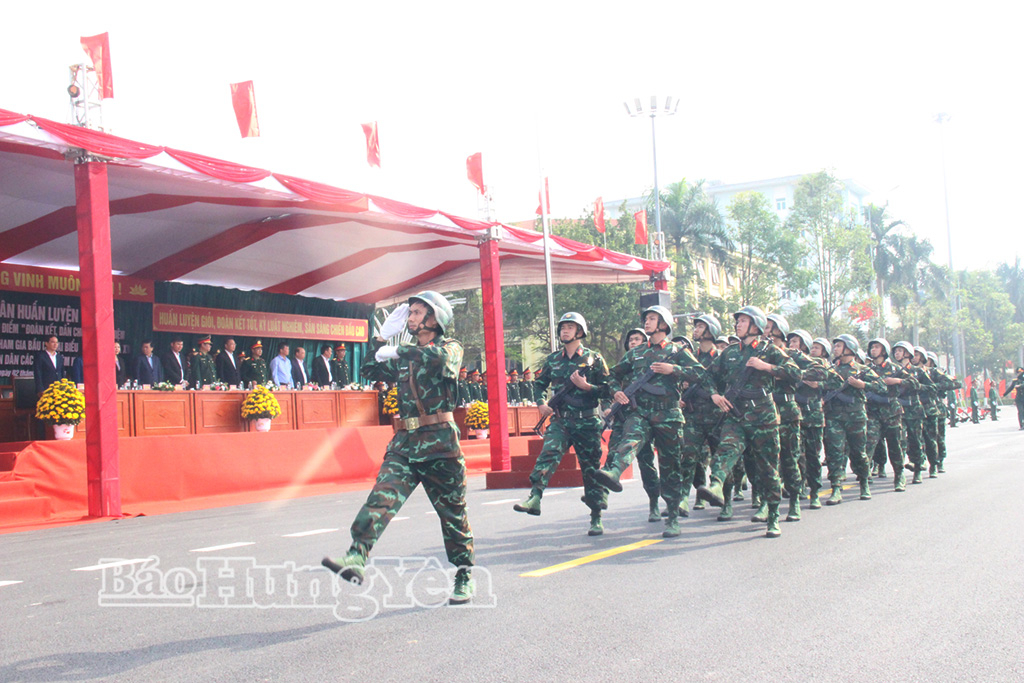 Duyệt đội ngũ tại lễ ra quân huấn luyện.