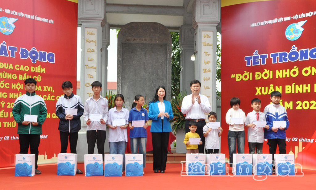 Đồng chí Phó Bí thư Thường trực Tỉnh ủy, Chủ tịch Ủy ban MTTQ Việt Nam tỉnh Trần Quốc Toản và lãnh đạo Trung ương Hội LHPN Việt Nam trao quà cho trẻ em có hoàn cảnh khó khăn tại lễ phát động.