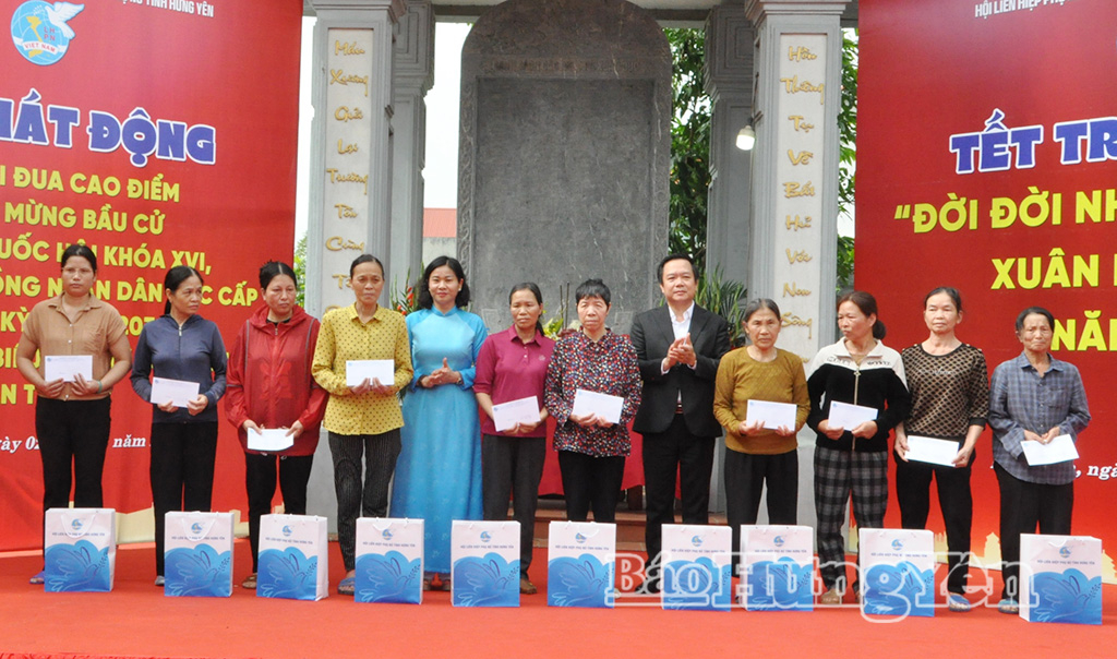 Đồng chí Phó Chủ tịch Ủy ban Trung ương MTTQ Việt Nam, Chủ tịch Hội LHPN Việt Nam Nguyễn Thị Tuyến và Chủ tịch UBND tỉnh Phạm Quang Ngọc trao quà tặng phụ nữ có hoàn cảnh khó khăn tại lễ phát động.
