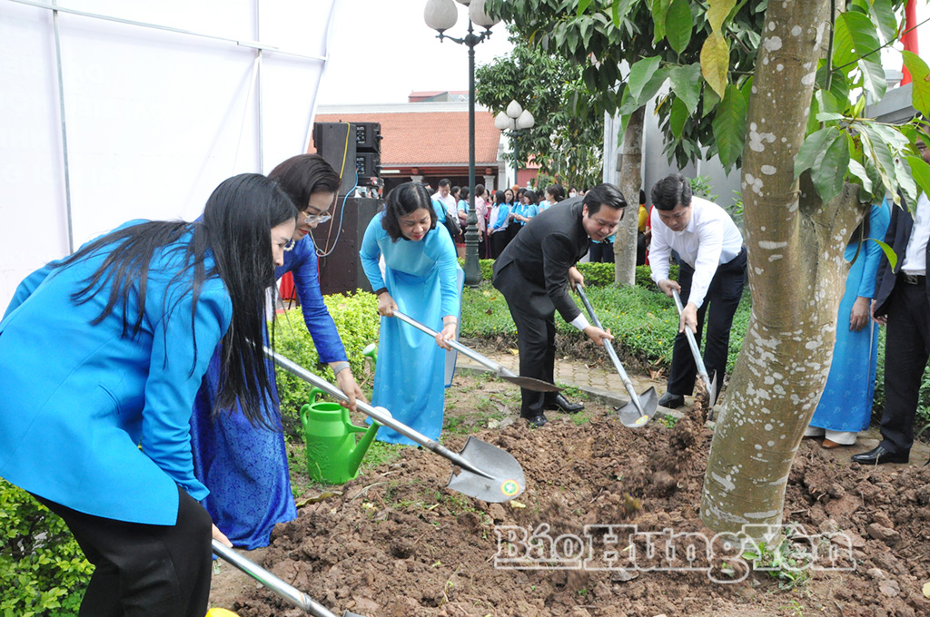 Các đại biểu trồng cây tại khuôn viên Nhà Lưu niệm lực lượng nữ du kích Hoàng Ngân Hưng Yên và liệt sĩ, Anh hùng Lực lượng vũ trang nhân dân Vũ Thị Kính.
