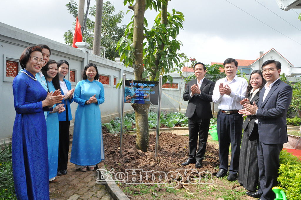 Các đại biểu chụp ảnh lưu niệm tại khuôn viên Nhà Lưu niệm lực lượng nữ du kích Hoàng Ngân Hưng Yên và Liệt sĩ, Anh hùng Lực lượng vũ trang nhân dân Vũ Thị Kính.