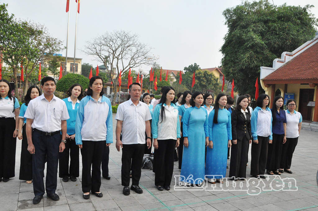 Các đại biểu dâng hương tại Khu lưu niệm Tổng Bí thư Nguyễn Văn Linh (xã Nguyễn Văn Linh).