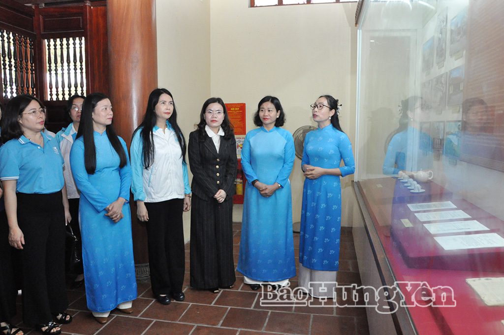 Các đại biểu tìm hiểu về cuộc đời, sự nghiệp cách mạng của Tổng Bí thư Nguyễn Văn Linh tại nhà trưng bày Khu lưu niệm Tổng Bí thư Nguyễn Văn Linh (xã Nguyễn Văn Linh).