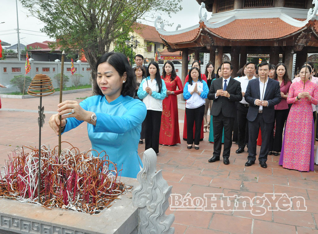 Các đại biểu dâng hương tại Khu lưu niệm Nguyễn Thiện Thuật (phường Đường Hào).