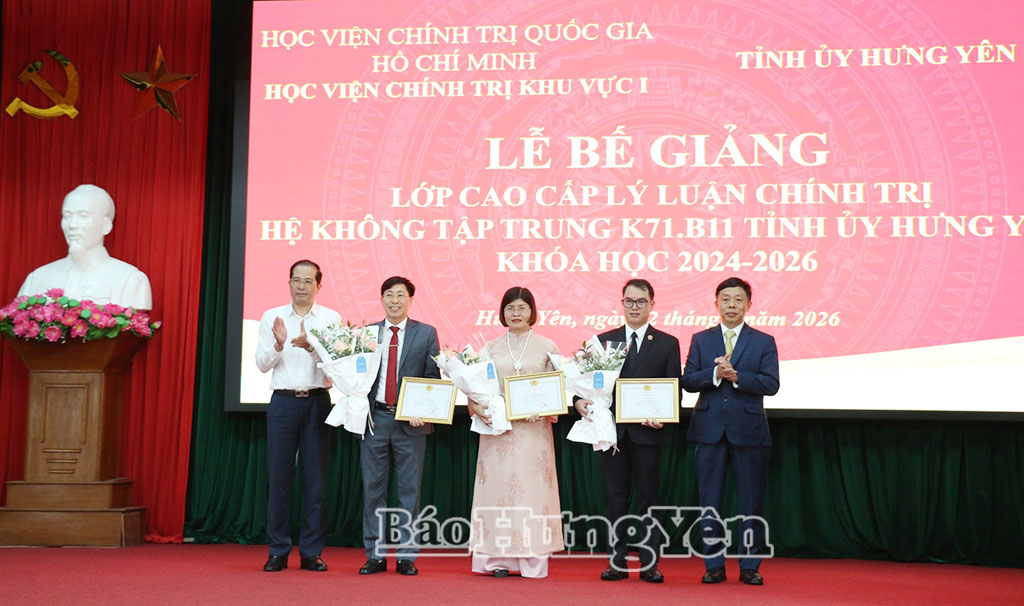 PGS.TS Nguyễn Vĩnh Thanh, Giám đốc Học viện Chính trị Khu vực I cùng đại diện lãnh đạo Ban Tổ chức Tỉnh ủy trao giấy khen cho 3 học viên có thành tích xuất sắc trong học tập và rèn luyện.