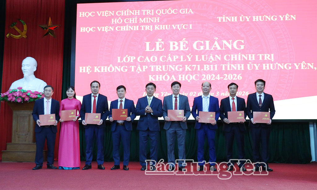 PGS.TS Nguyễn Vĩnh Thanh, Giám đốc Học viện Chính trị Khu vực I trao bằng tốt nghiệp cho các học viên.