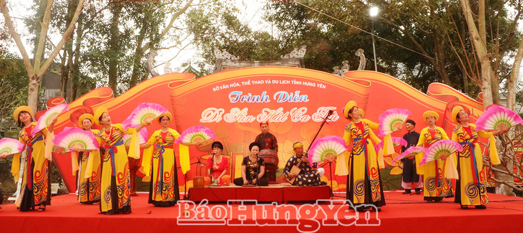 Tiết mục ca trù do các ca nương đến từ Câu lạc bộ Ca trù Đào Đặng (phường Phố Hiến). 