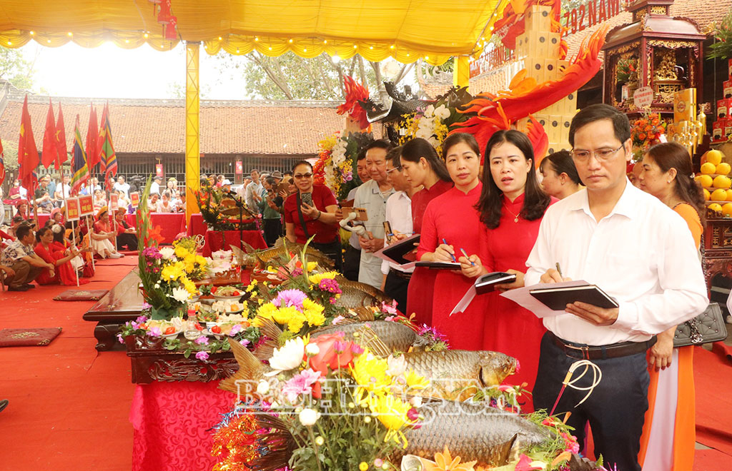 Ban giám khảo chấm điểm các mâm cỗ tại hội thi cỗ cá trong khuôn khổ Lễ hội đền Trần tỉnh Hưng Yên năm 2026.