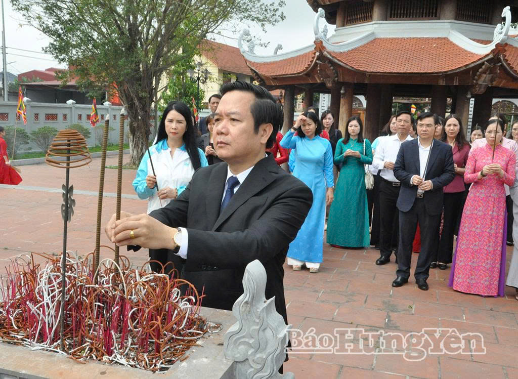 Đồng chí Chủ tịch UBND tỉnh Phạm Quang Ngọc dâng hương tại Khu lưu niệm Nguyễn Thiện Thuật (phường Đường Hào).