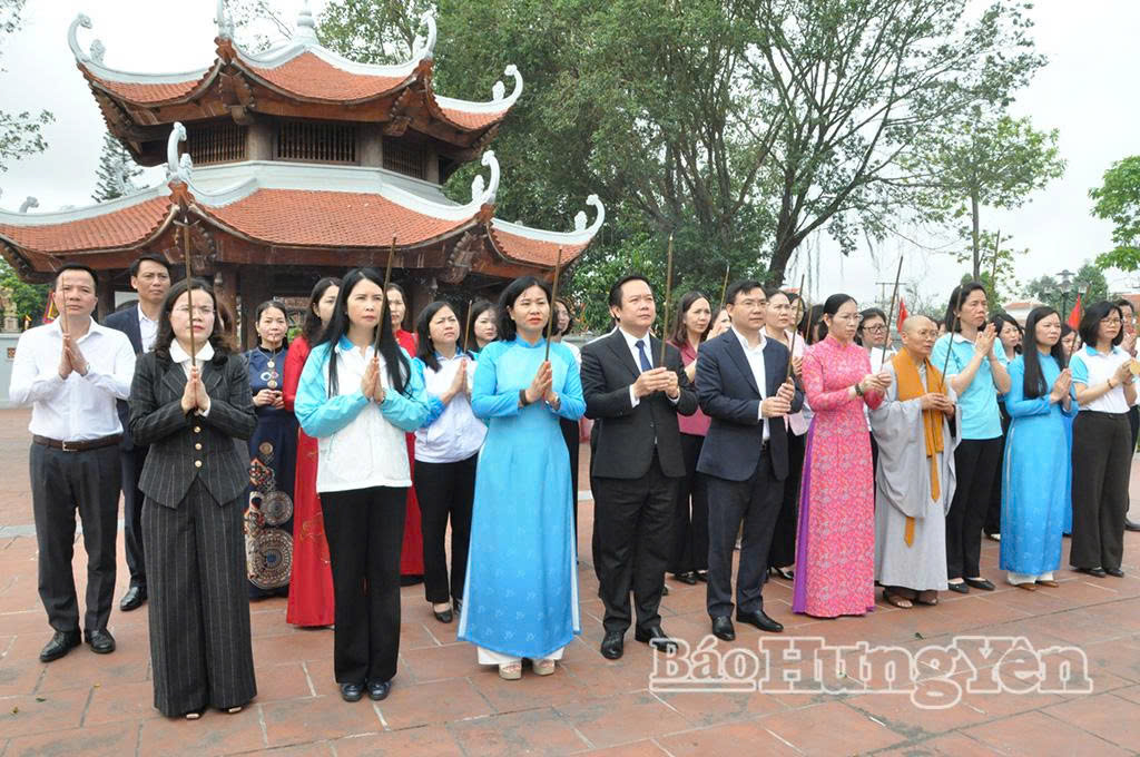 Đồng chí Chủ tịch UBND tỉnh Phạm Quang Ngọc cùng các đại biểu dâng hương tại Khu lưu niệm Nguyễn Thiện Thuật (phường Đường Hào).