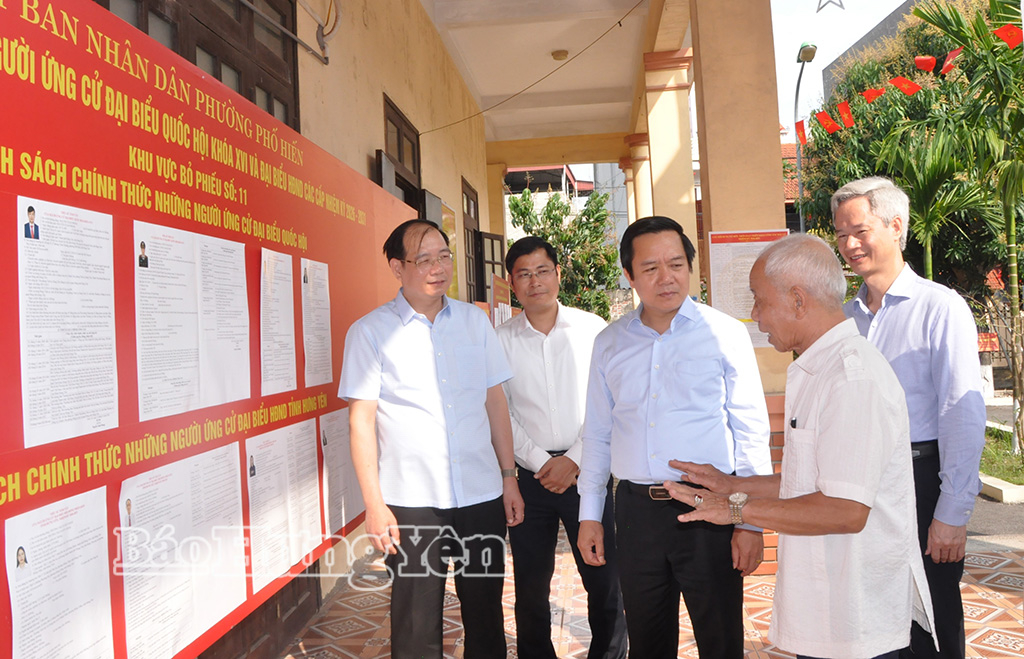 Đồng chí Chủ tịch UBND tỉnh Phạm Quang Ngọc kiểm tra công tác chuẩn bị bầu cử tại khu phố An Thịnh.