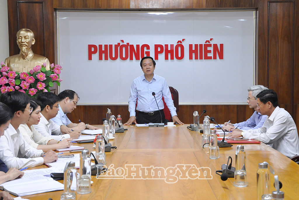 Đồng chí Chủ tịch UBND tỉnh  Phạm Quang Ngọc phát biểu tại buổi làm việc với Ủy ban Bầu cử phường Phố Hiến.