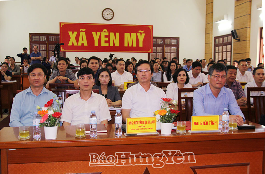 Các đại biểu tham dự hội nghị tiếp xúc cử tri.