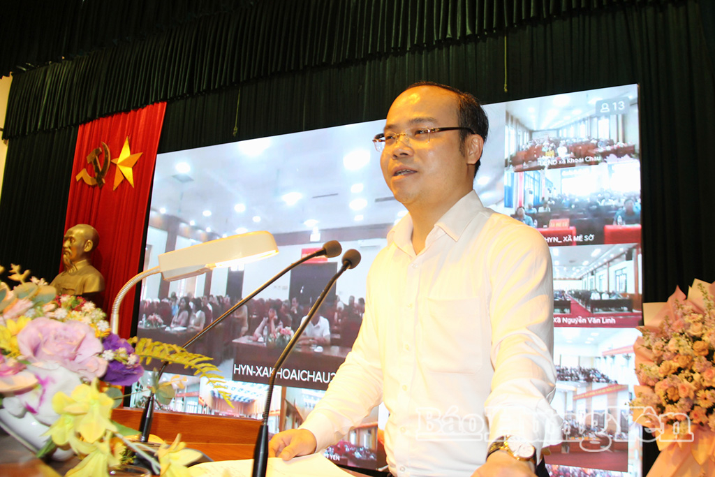 Ông Trần Quốc Việt, Bí thư Đảng ủy, Chủ tịch HĐND xã Nguyễn Văn Linh trình bày chương trình hành động.