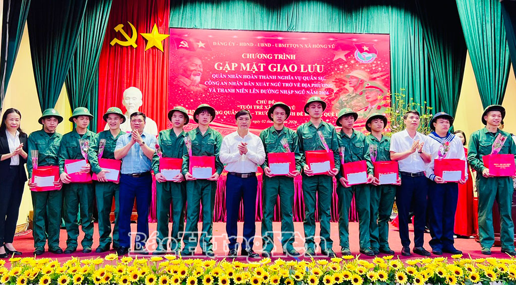 Lãnh đạo xã Hồng Vũ tặng quà động viên các thanh niên chuẩn bị nhập ngũ năm 2026.