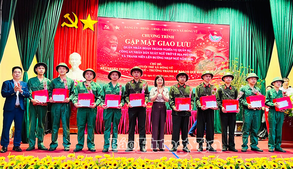 Lãnh đạo xã Hồng Vũ tặng quà động viên các thanh niên chuẩn bị nhập ngũ năm 2026.