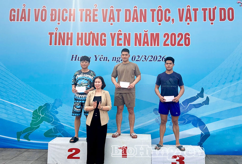 Ban tổ chức trao giải cho các vận động viên tại Giải vô địch trẻ vật dân tộc, vật tự do tỉnh Hưng Yên mở rộng năm 2026.