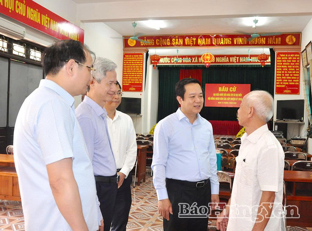 Đồng chí Chủ tịch UBND tỉnh Phạm Quang Ngọc trao đổi, kiểm tra cơ sở vật chất khu vực bỏ phiếu tại khu phố An Thịnh (phường Phố Hiến).