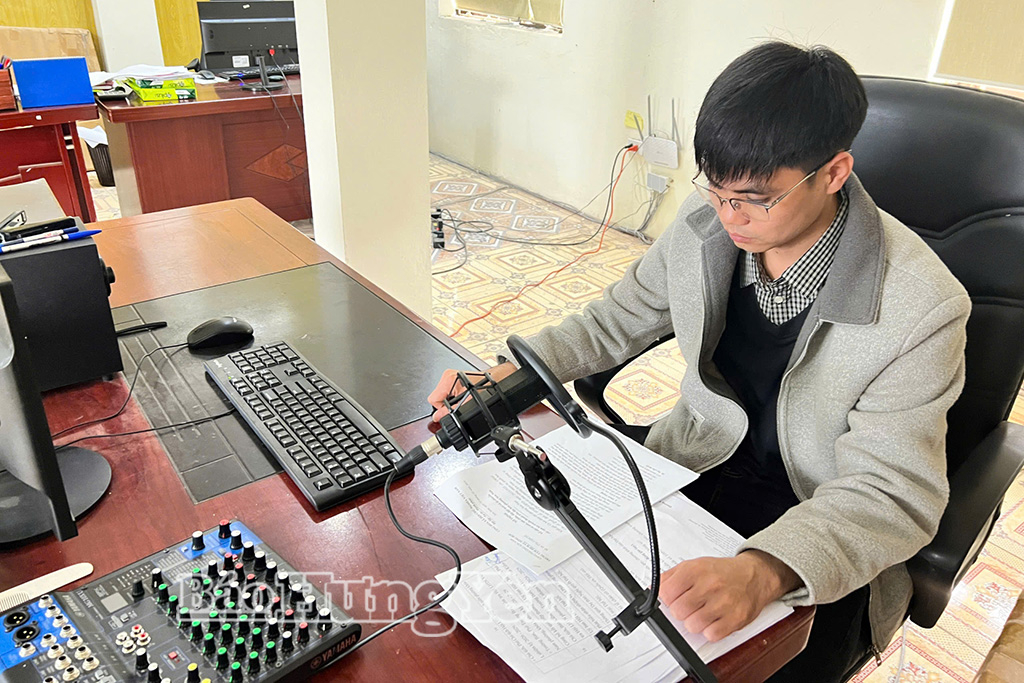 Phát thanh viên của Trung tâm Dịch vụ tổng hợp phường Sơn Nam chuyển tải thông tin về bầu cử trên hệ thống loa truyền thanh.