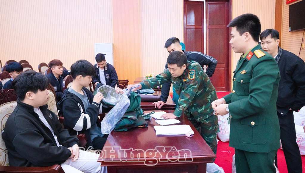 Ban CHQS xã Yên Mỹ phát quân tư trang cho thanh niên trước khi lên đường tòng quân.