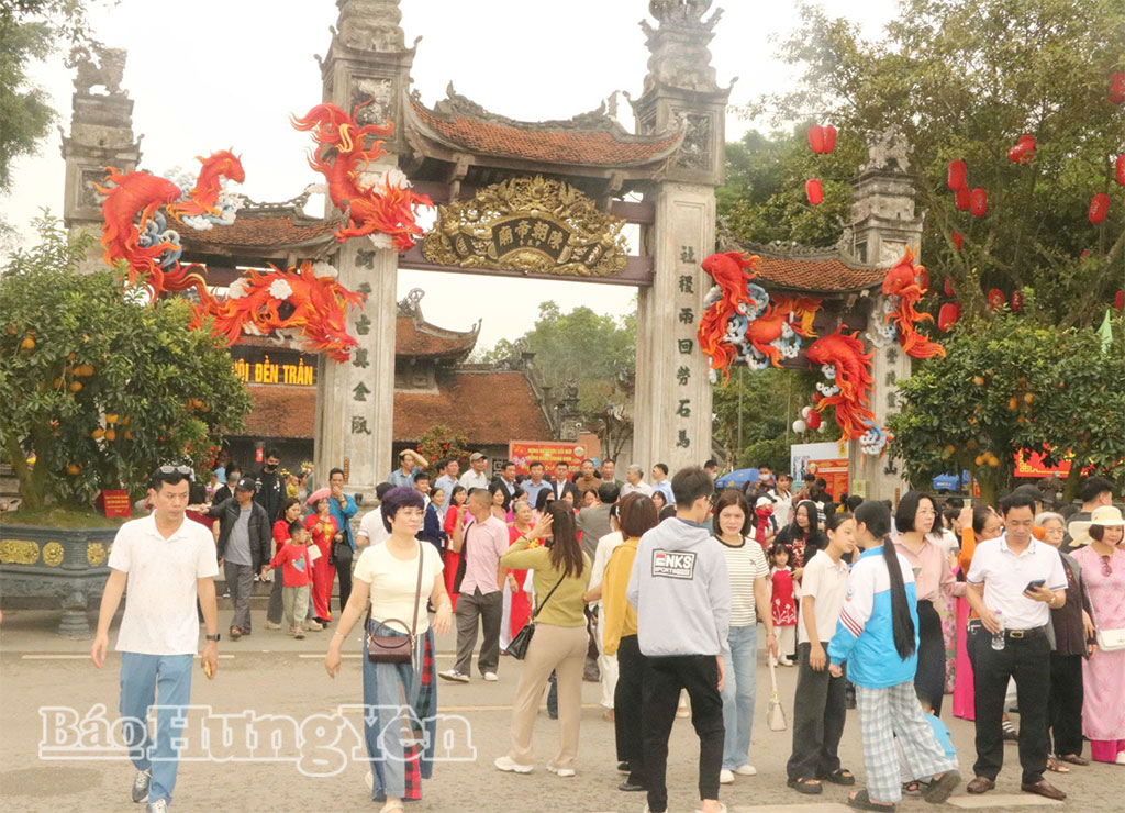Những ngày diễn ra lễ hội thu hút đông đảo người dân và du khách đến tham quan, chiêm bái.