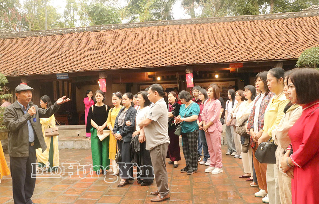 Du khách lắng nghe thuyết minh về triều đại Nhà Trần và hào khí Đông A trong khuôn khổ Lễ hội đền Trần tỉnh Hưng Yên.