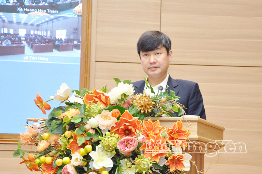 Ông Nguyễn Tuấn Phong, Chánh Văn phòng Tỉnh ủy trình bày chương trình hành động tại hội nghị.