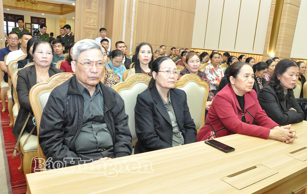 Các cử tri tham dự hội nghị tại điểm cầu của tỉnh.