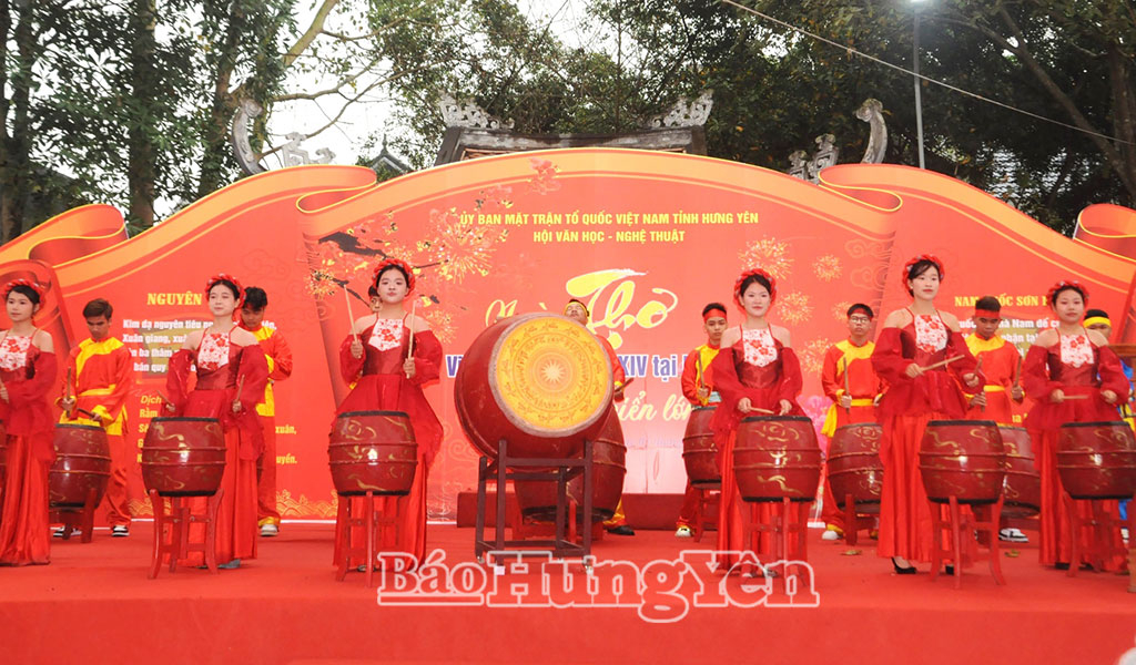 Tiết mục trống khai hội chào mừng Ngày thơ Việt Nam lần thứ 24 năm 2026 tại Hưng Yên.