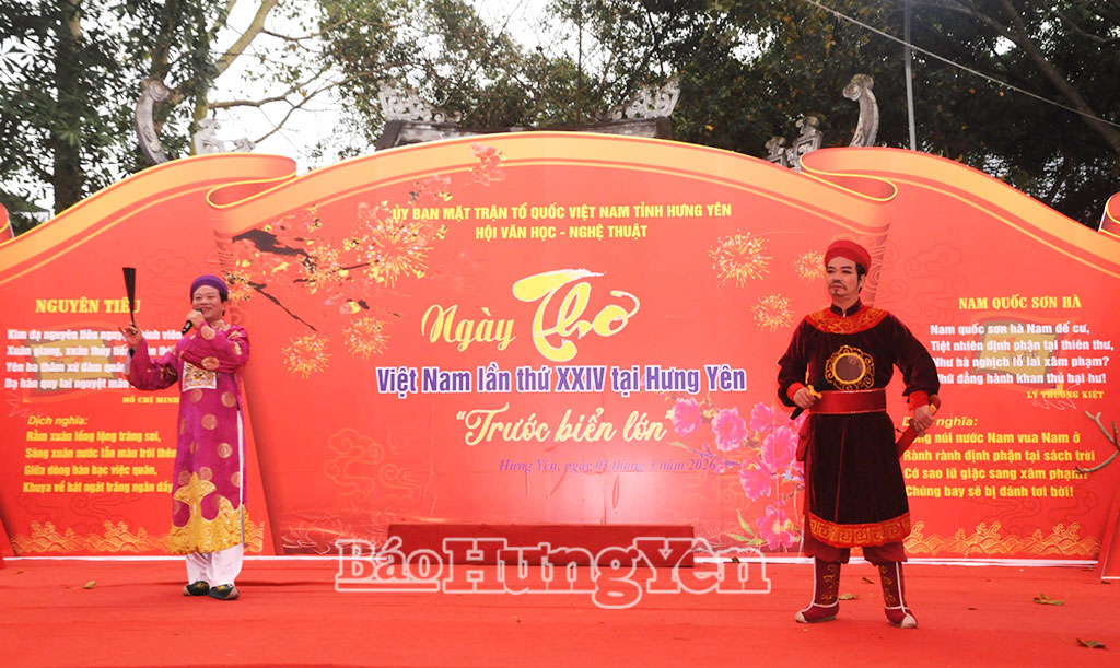 Nghệ sĩ trình diễn các tác phẩm “Nam quốc sơn hà” của Lý Thường Kiệt và “Nguyên tiêu” của Chủ tịch Hồ Chí Minh.