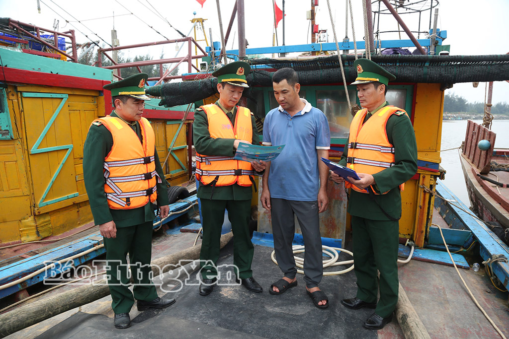 Bộ đội biên phòng tỉnh Hưng Yên tuyên truyền nâng cao ý thức chấp hành pháp luật cho ngư dân.