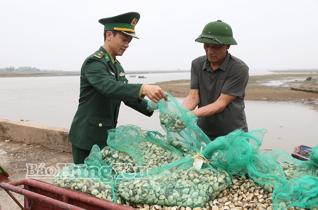 Bộ đội Biên phòng tỉnh Hưng Yên hỗ trợ người dân phát triển kinh tế biển.
