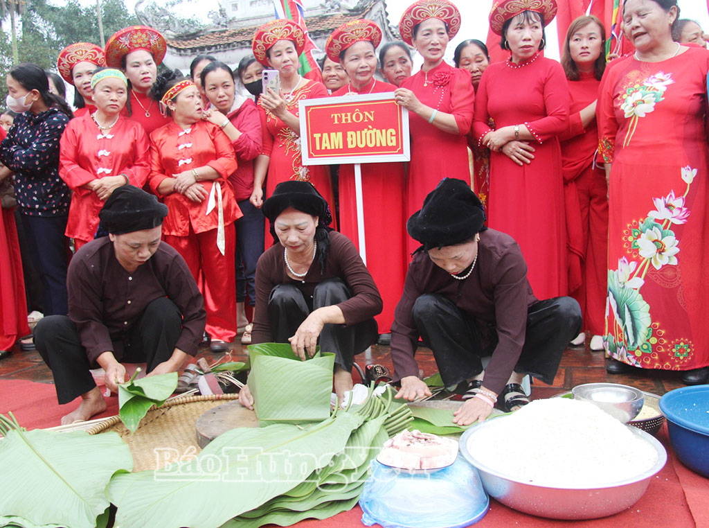 Thành viên các đội thi khéo léo gói bánh chưng.