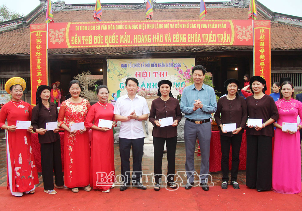 Lãnh đạo xã Long Hưng trao giải cho các đội thi.