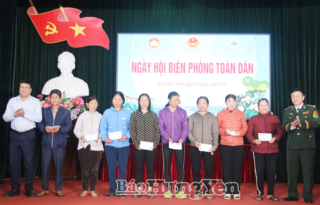 Đại diện lãnh đạo  Ban Chỉ huy Bộ đội Biên phòng tỉnh; lãnh đạo xã Đông Thái Ninh tặng quà các hộ có hoàn cảnh khó khăn.
