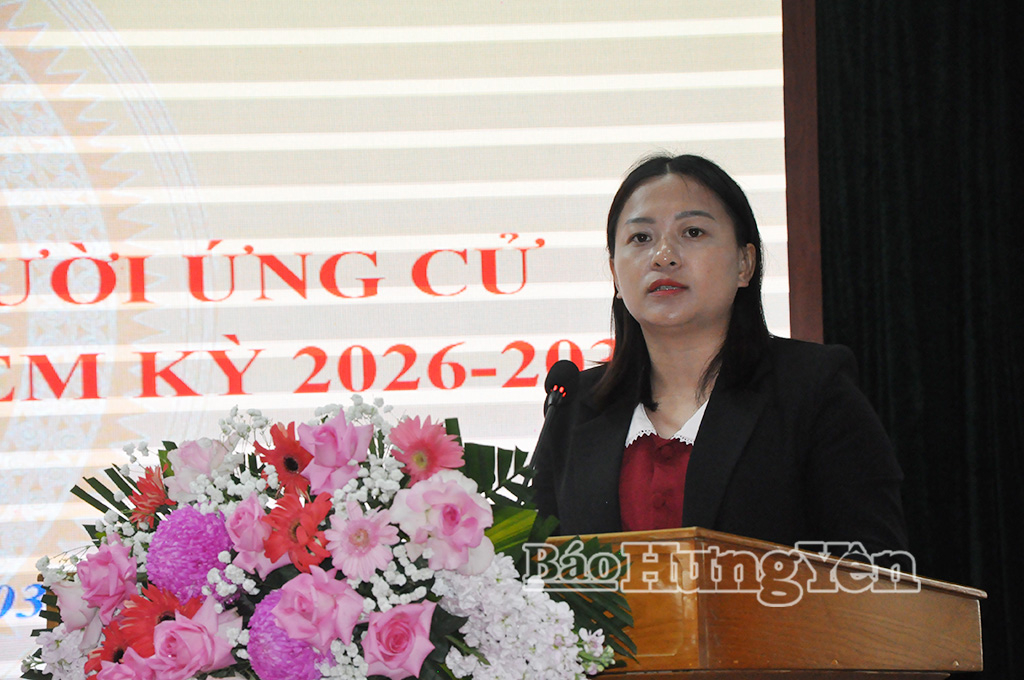 Bà Trương Thị Thúy, Giáo viên trường Tiểu học và THCS Quang Trung (phường Phố Hiến, tỉnh Hưng Yên) trình bày chương trình hành động tại hội nghị tiếp xúc cử tri.