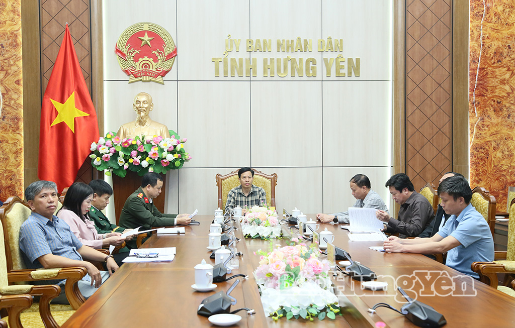 Đồng chí Phó Chủ tịch UBND tỉnh Lại Văn Hoàn và các đại biểu dự hội nghị trực tuyến tại điểm cầu tỉnh Hưng Yên.