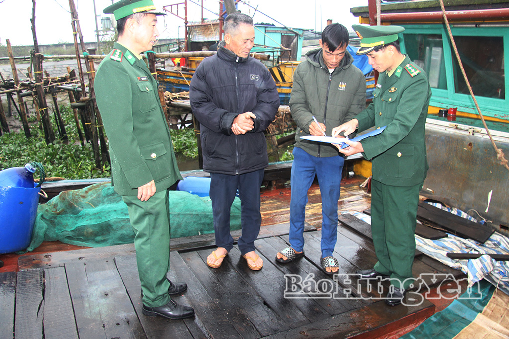 Lực lượng Bộ đội Biên phòng tỉnh tăng cường kiểm tra hành chính đối với chủ tàu khai thác thủy sản tại xã Đồng Châu.