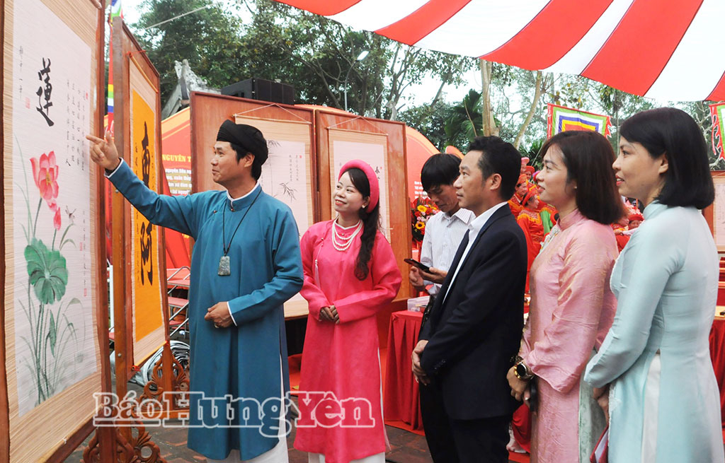 Thư pháp gia giới thiệu ý nghĩa, nội dung tác phẩm tới các đại biểu tại chương trình.