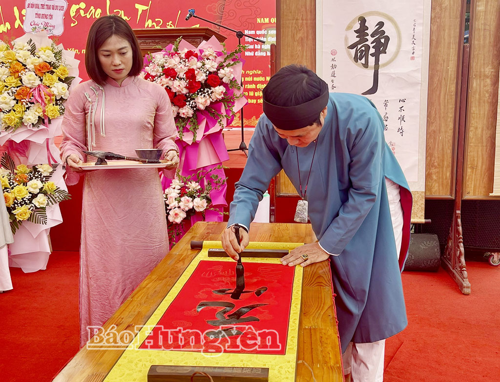 Thư pháp gia trình diễn viết chữ “Đông A” tại chương trình.