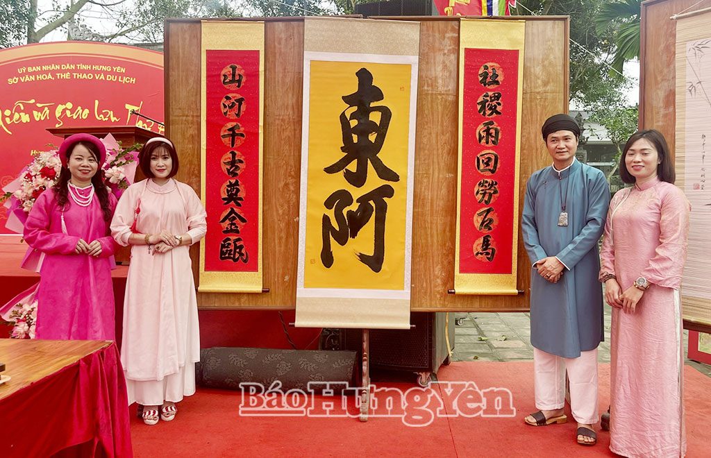 Tác phẩm thư pháp thể hiện hai câu thơ của vua Trần Nhân Tông: “Xã tắc lưỡng hồi lao thạch mã - Sơn hà thiên cổ điện kim âu”.