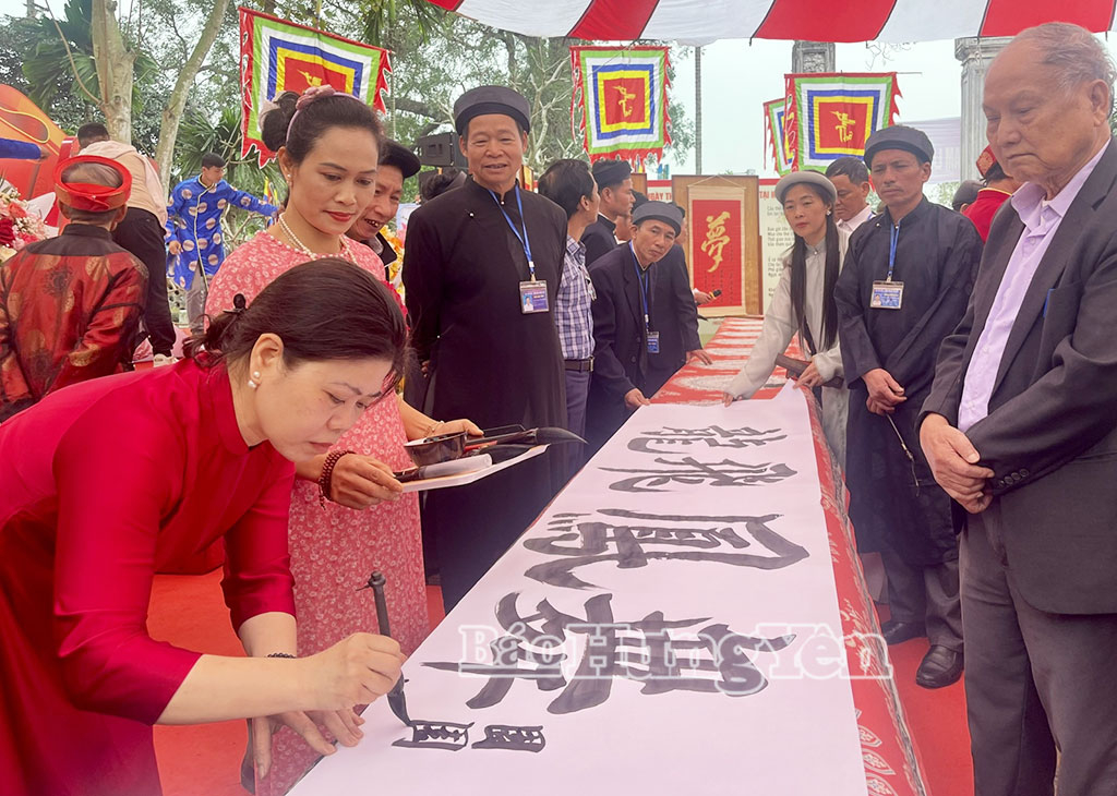 Các thư pháp tham gia giao lưu, sáng tác thư pháp tại chương trình. 