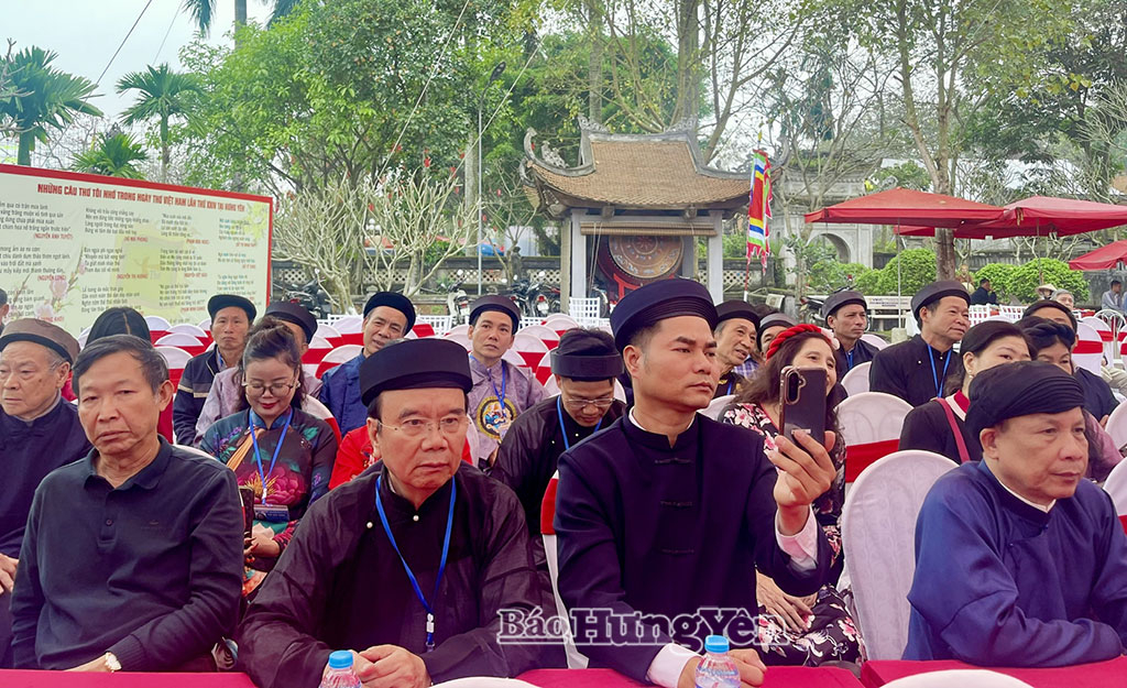 Chương trình thu hút đông đảo thư pháp gia ở trong và ngoài tỉnh, cùng người dân tham dự. 