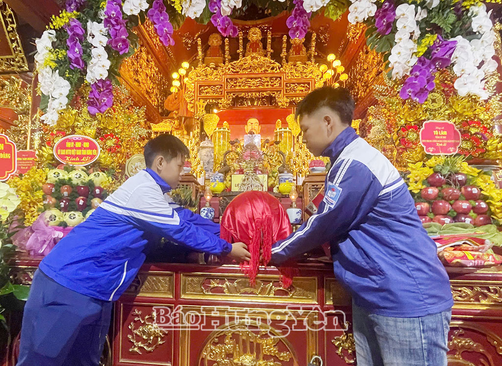 Nghi thức rước cầu từ cung cấm.