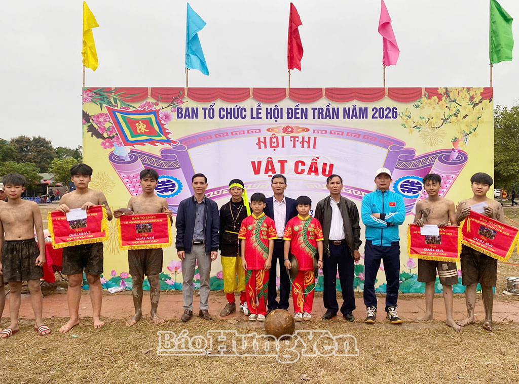 Ban Tổ chức trao giải cho các đô vật có thành tích xuất sắc nhất hội thi.