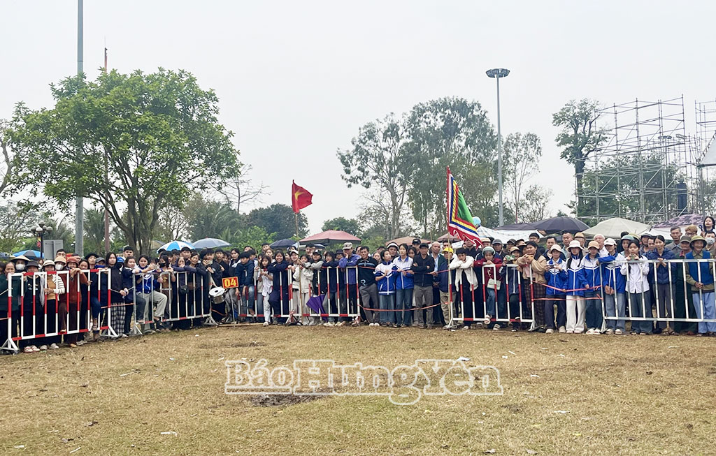 Hội thi thu hút đông đảo người dân và du khách đến cổ vũ.